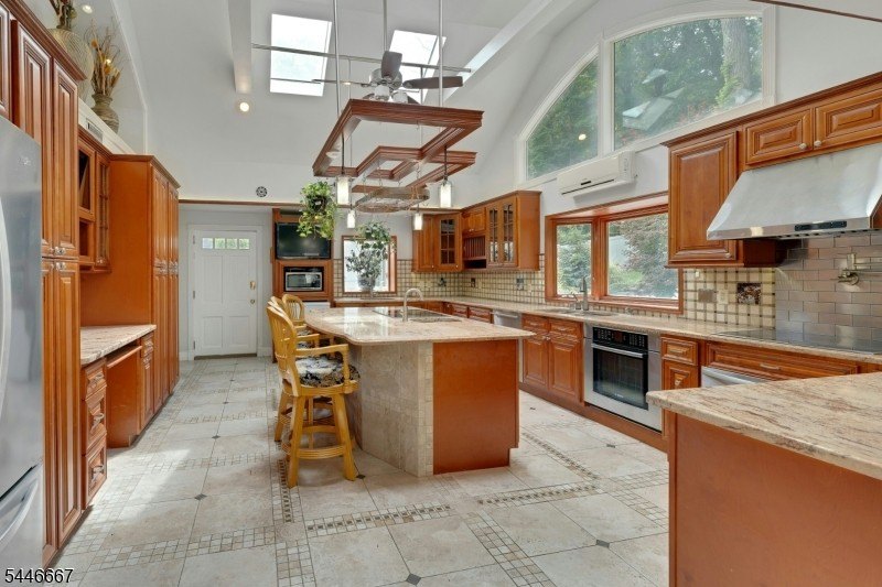 Welcome to a rare blend of classic colonial charm and - photo 13