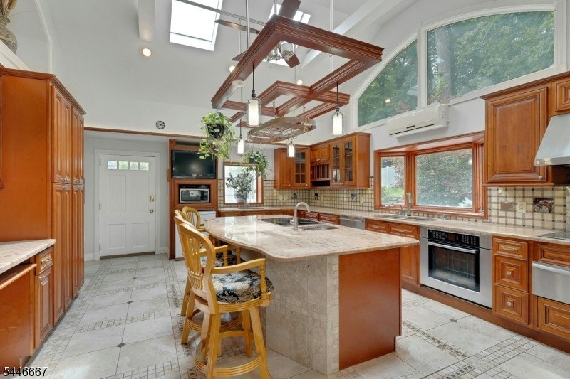 Welcome to a rare blend of classic colonial charm and - photo 14