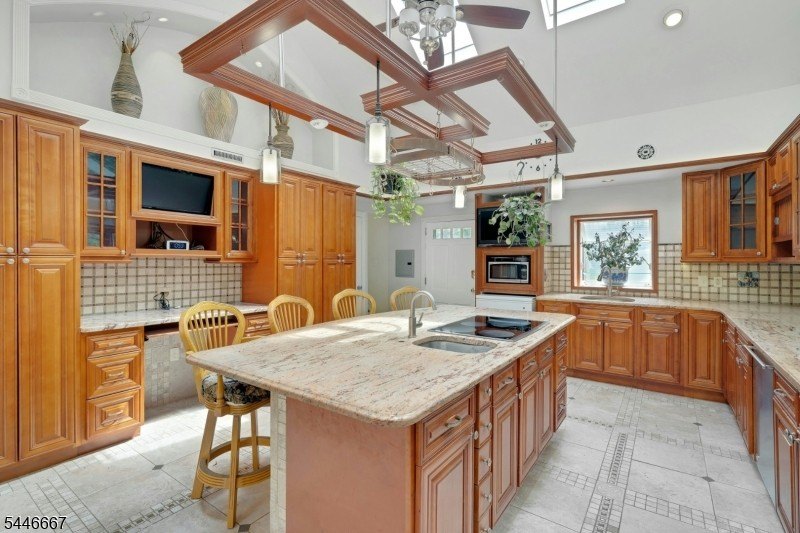 Welcome to a rare blend of classic colonial charm and - photo 17