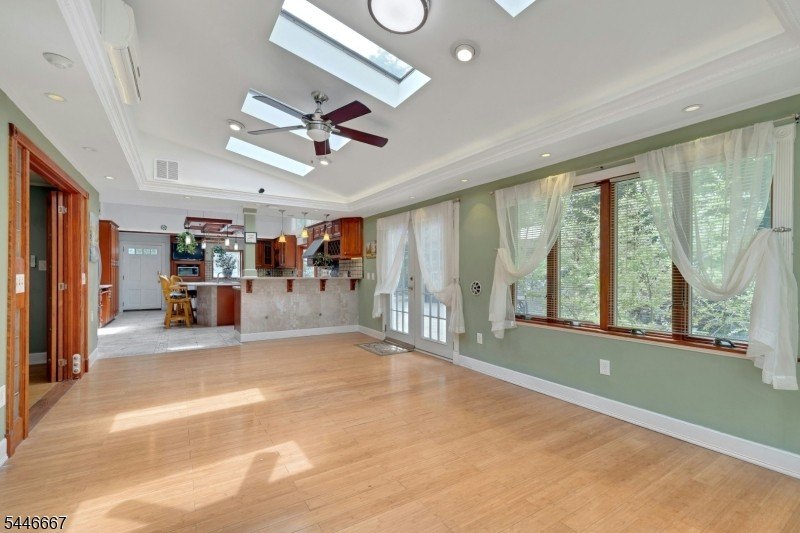 Welcome to a rare blend of classic colonial charm and - photo 19