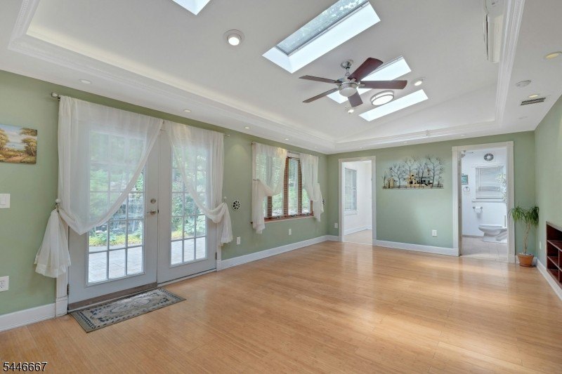 Welcome to a rare blend of classic colonial charm and - photo 20