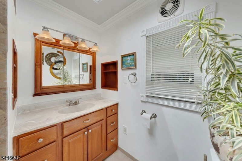 Welcome to a rare blend of classic colonial charm and - photo 24