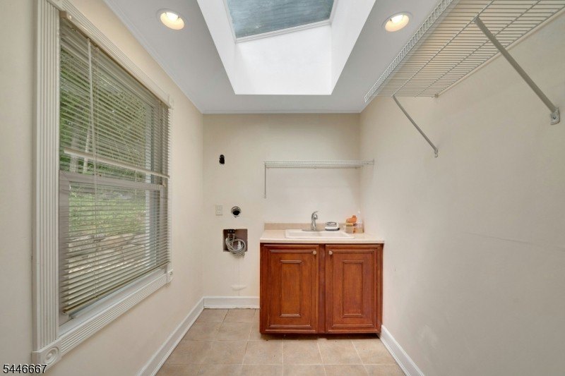 Welcome to a rare blend of classic colonial charm and - photo 27
