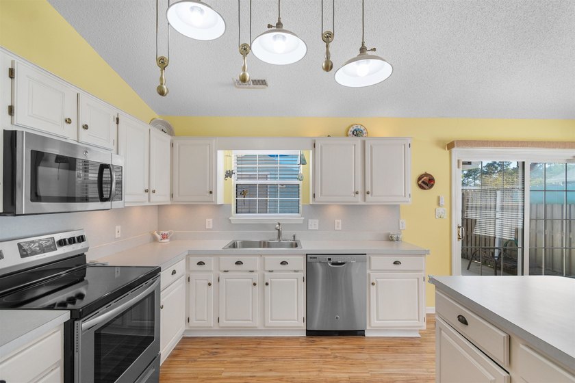 Rare opportunity in Azalea Place-homes here hardly ever hit the - photo 7