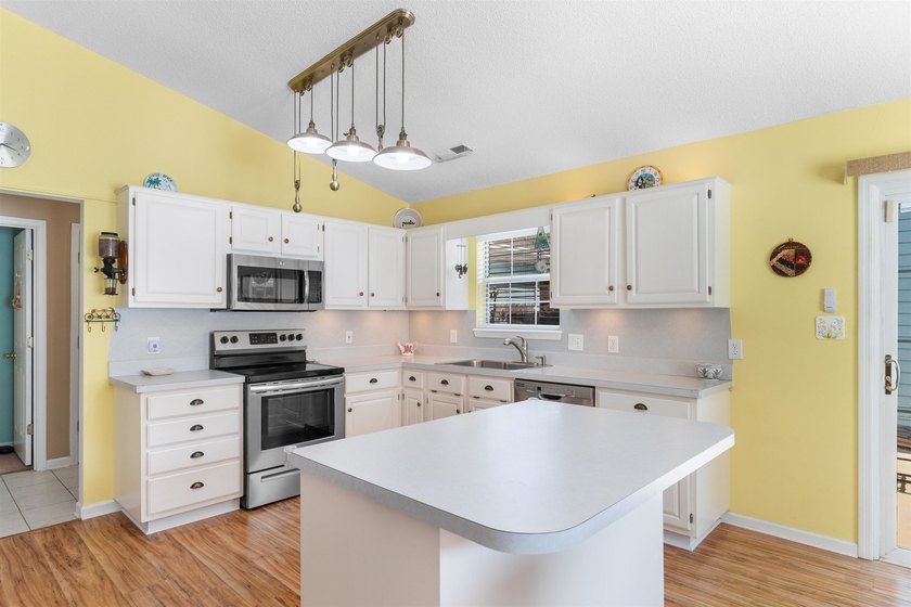 Rare opportunity in Azalea Place-homes here hardly ever hit the - photo 8