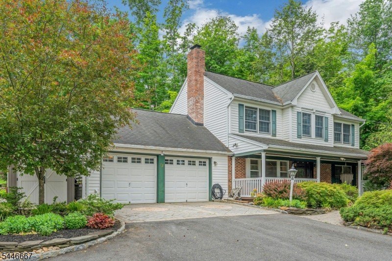 Welcome to a rare blend of classic colonial charm and - photo 39
