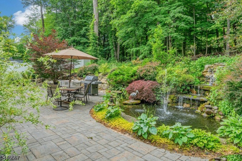 Welcome to a rare blend of classic colonial charm and - photo 45