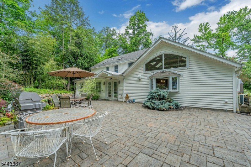 Welcome to a rare blend of classic colonial charm and - photo 46