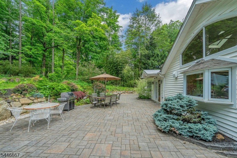 Welcome to a rare blend of classic colonial charm and - photo 48