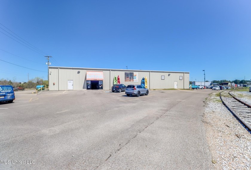 Prime retail space available. The climate controlled 10,752 SqFt - photo 3