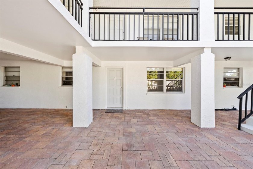 Very rare fresh to market apartment building in the highly - photo 6