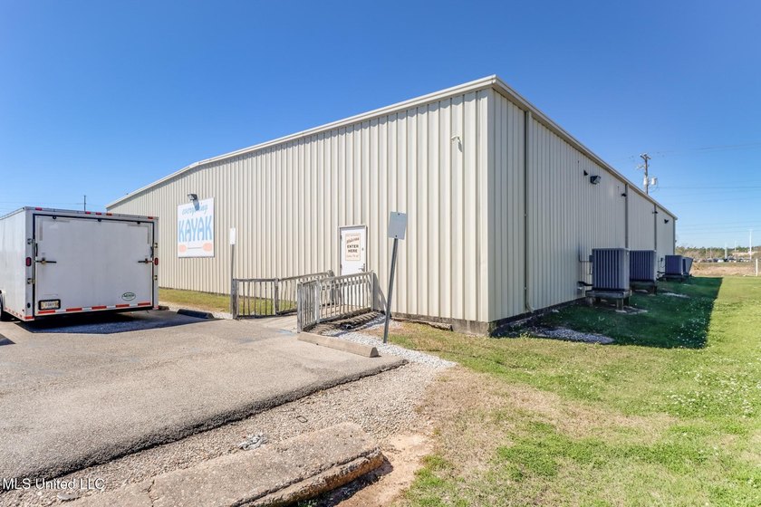 Prime retail space available. The climate controlled 10,752 SqFt - photo 6