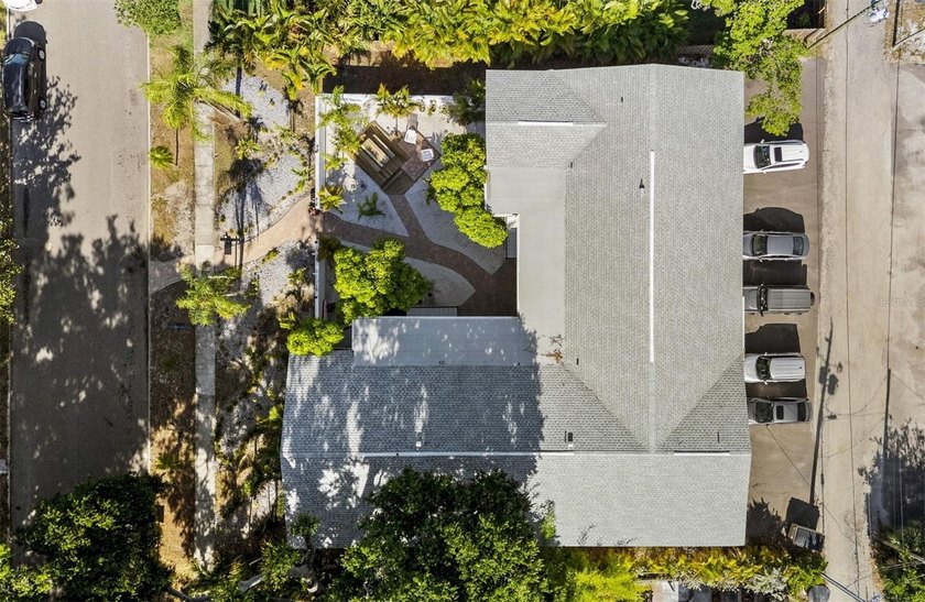 Very rare fresh to market apartment building in the highly - photo 9