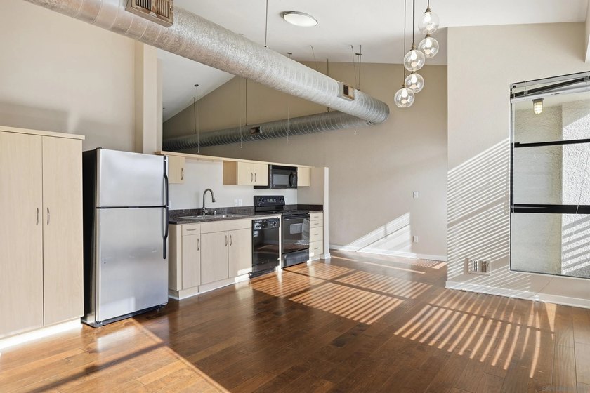 Top Floor Corner Unit | City Views | East Village | No Unit - photo 5