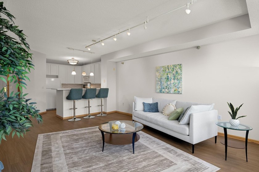 Move right into this beautifully updated top-floor North Loop - photo 2