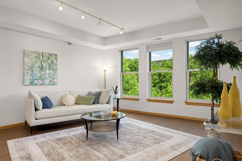 Move right into this beautifully updated top-floor North Loop - photo 3