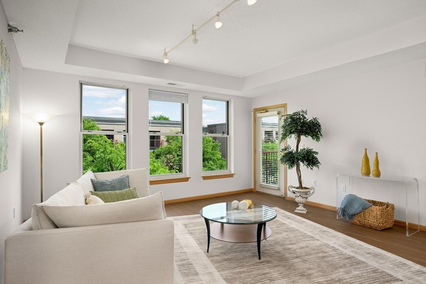 Move right into this beautifully updated top-floor North Loop - photo 4