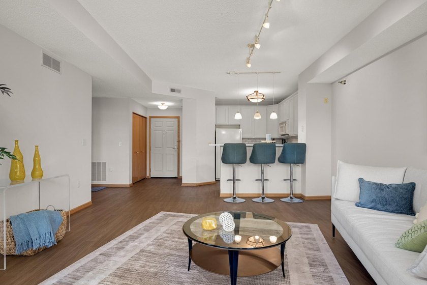 Move right into this beautifully updated top-floor North Loop - photo 6