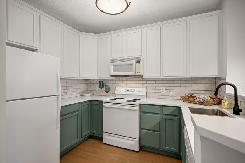 Move right into this beautifully updated top-floor North Loop - photo 8
