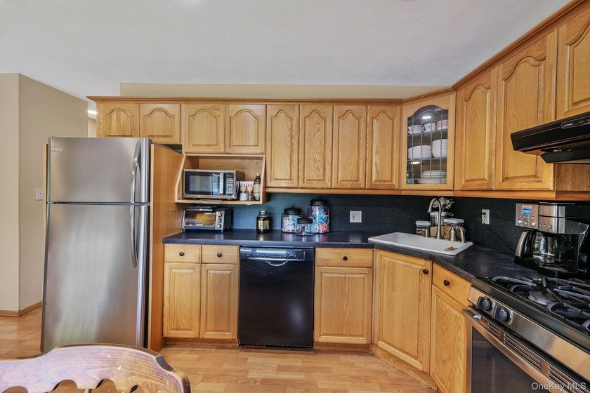 Beautifully maintained and thoughtfully updated, this 3 bedroom - photo 3