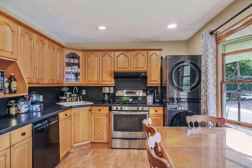 Beautifully maintained and thoughtfully updated, this 3 bedroom - photo 4