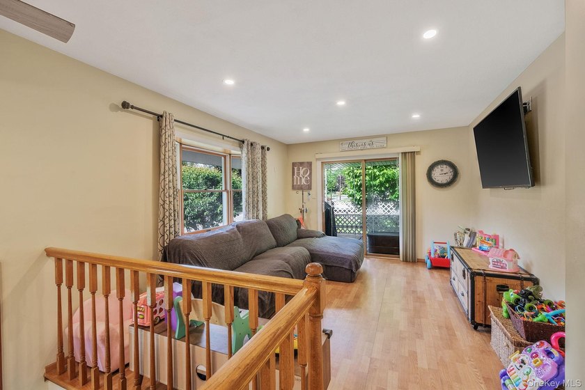 Beautifully maintained and thoughtfully updated, this 3 bedroom - photo 6