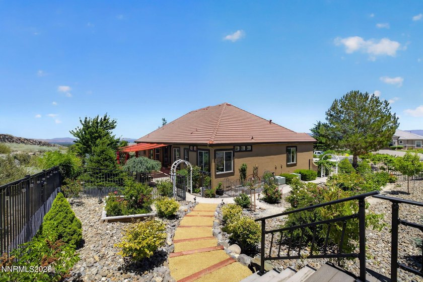 Beautifully maintained home in desirable Southwest Vistas with a - photo 4