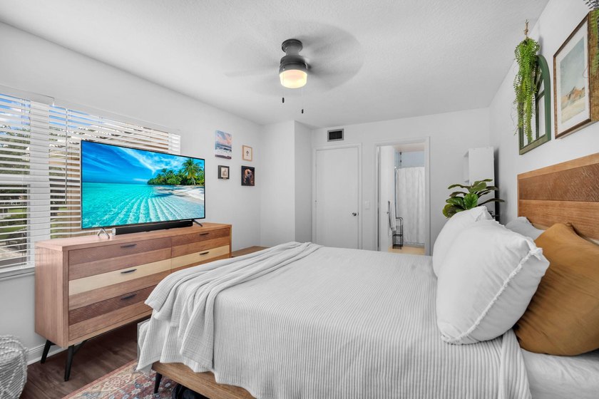 Tastefully upgraded 2-bedroom, 2.5-bath townhome in the - photo 20