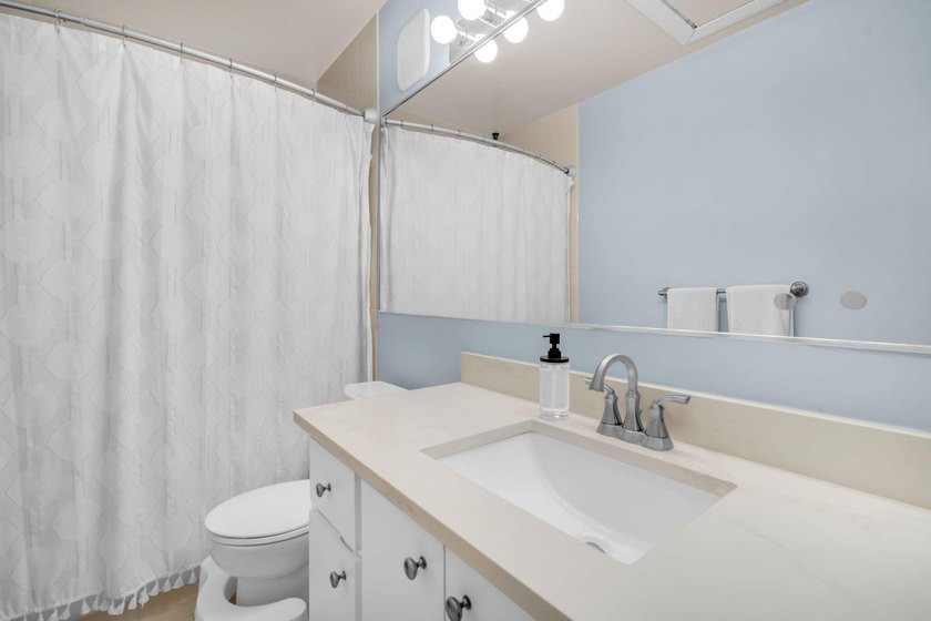 Tastefully upgraded 2-bedroom, 2.5-bath townhome in the - photo 26