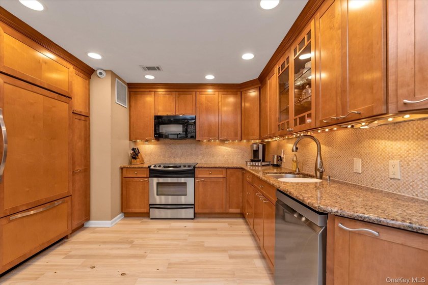 Welcome to this beautifully appointed 3-bedroom, 2.5-bath - photo 3