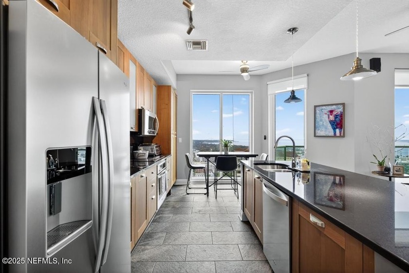 Luxury Riverfront Condominium with Stunning Views &amp; High-End - photo 5