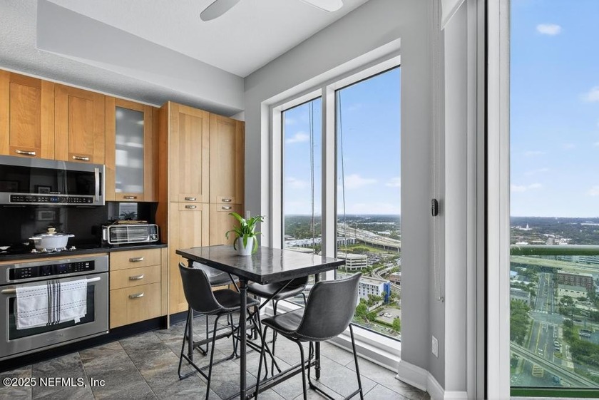 Luxury Riverfront Condominium with Stunning Views &amp; High-End - photo 7