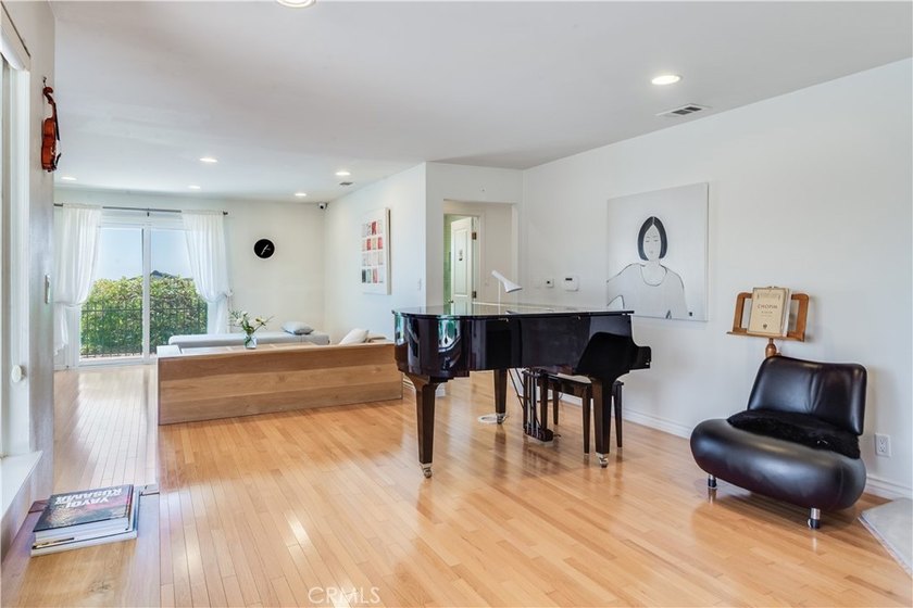 Captivating ?Ocean and Catalina Island views await you in this - photo 11
