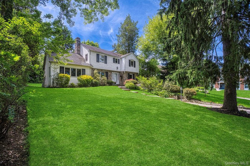 Wonderful Center Hall Colonial Located In The Desirable - photo 2