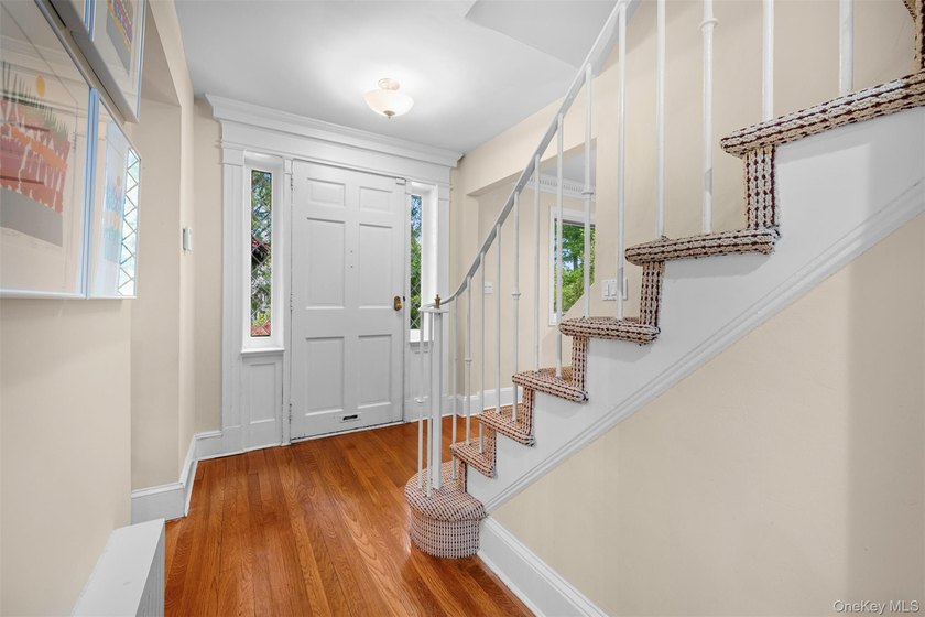 Wonderful Center Hall Colonial Located In The Desirable - photo 3