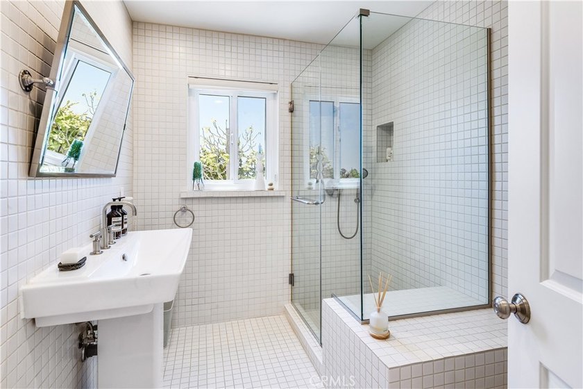 Captivating ?Ocean and Catalina Island views await you in this - photo 28