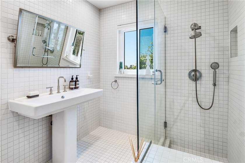 Captivating ?Ocean and Catalina Island views await you in this - photo 29