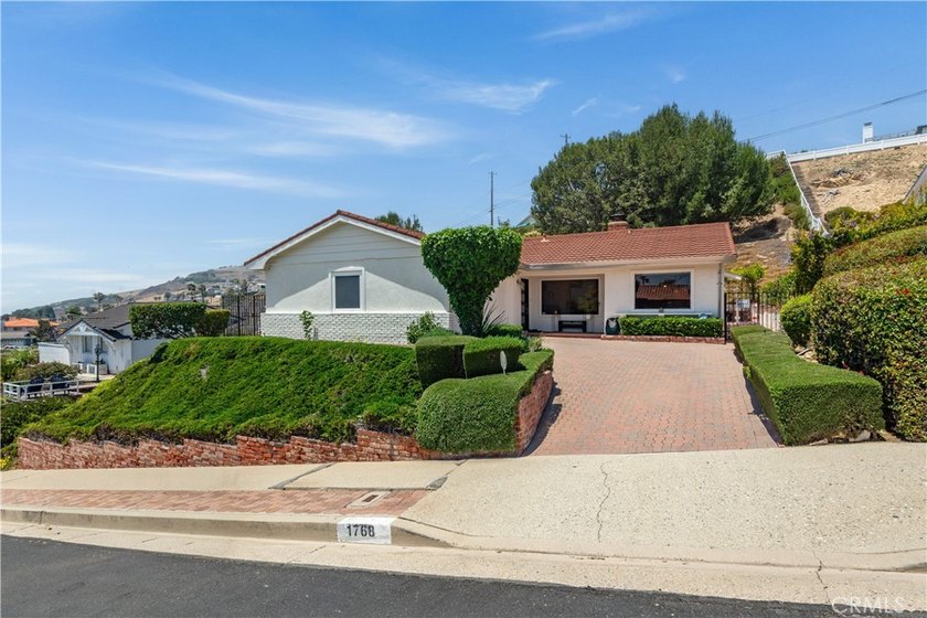 Captivating ?Ocean and Catalina Island views await you in this - photo 39