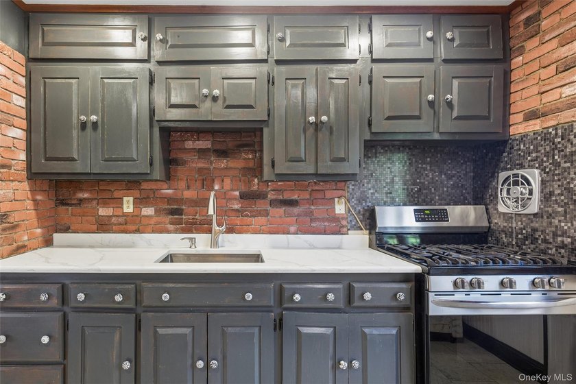 A MUST-SEE TURN KEY, UPGRADED, &amp; PRICED TO SELL HOME!!!! Move-in - photo 8