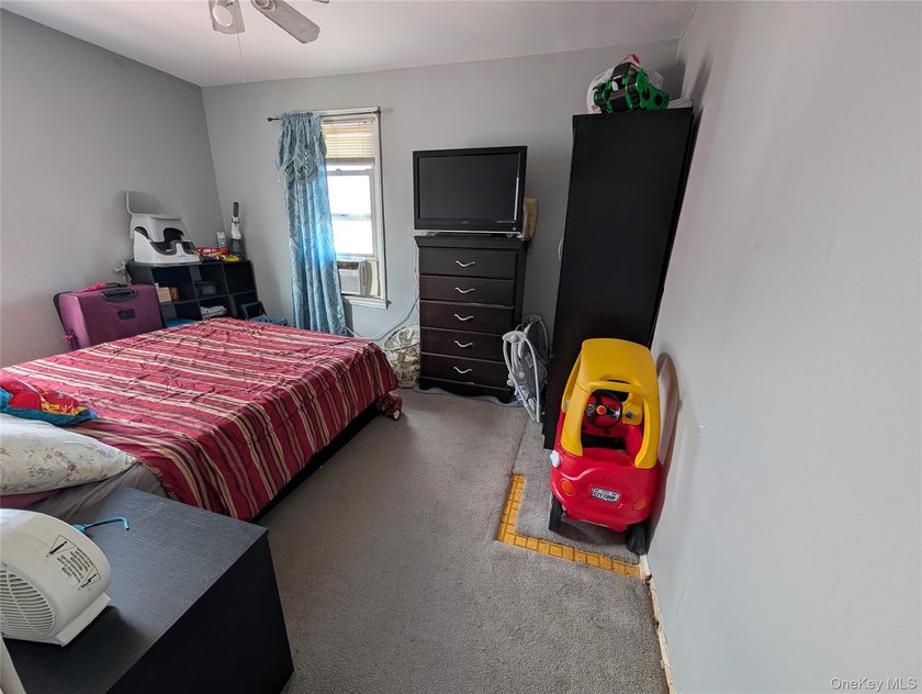 Welcome to this well maintained 5-bedroom, 2-bathroom home in - photo 20