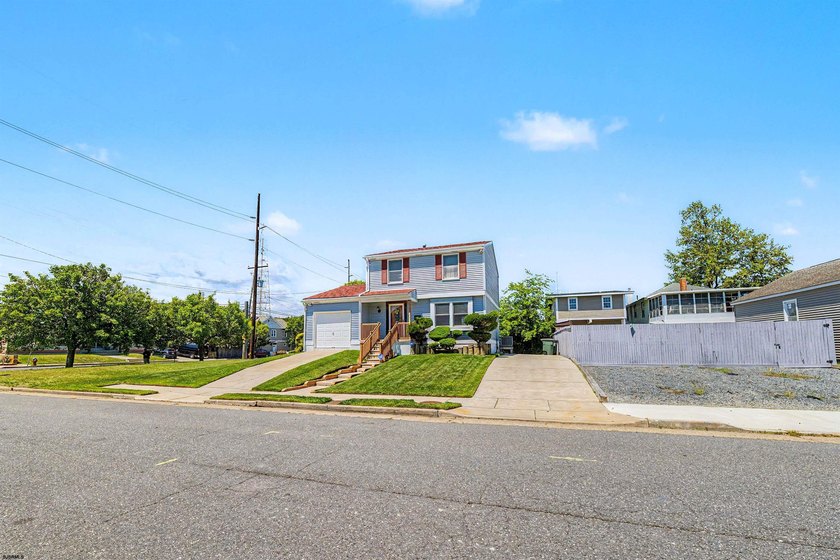 Get ready to move right into this beautifully maintained 2-story - photo 2