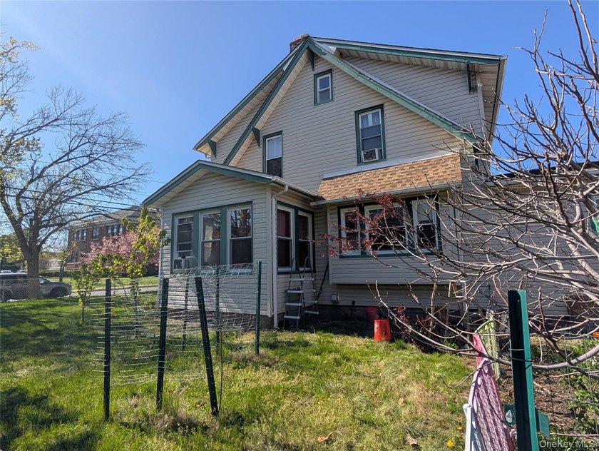 Welcome to this well maintained 5-bedroom, 2-bathroom home in - photo 36