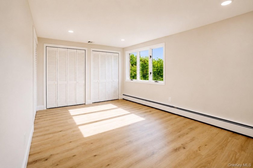 Welcome home to this beautifully renovated, move-in-ready - photo 18