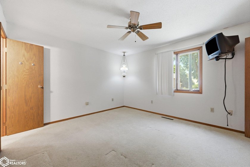 Classic, well-built ranch-style brick home w/ 2-car attached - photo 29