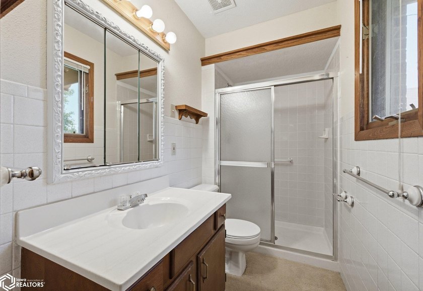 Classic, well-built ranch-style brick home w/ 2-car attached - photo 31