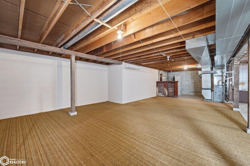 Classic, well-built ranch-style brick home w/ 2-car attached - photo 34