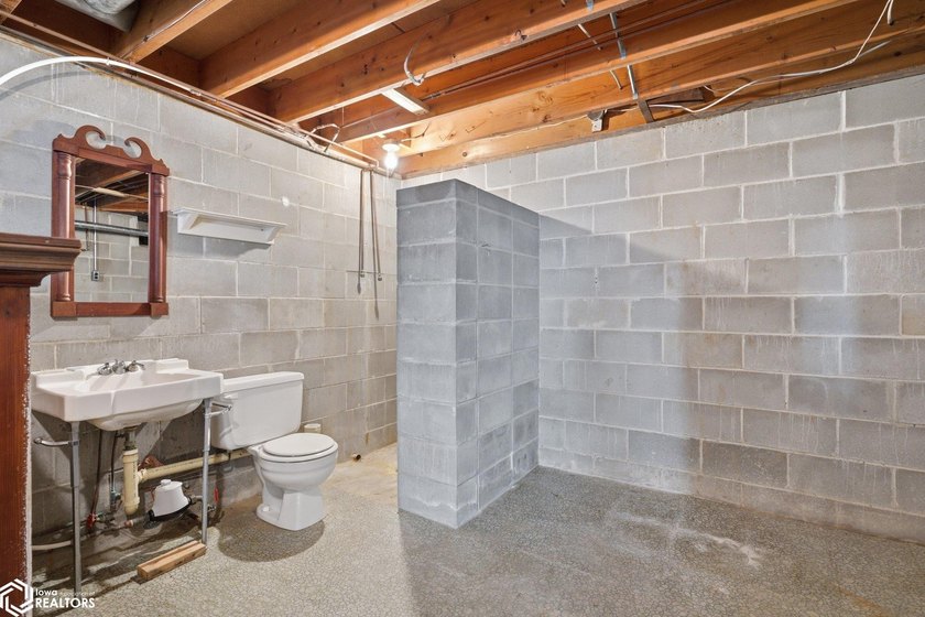 Classic, well-built ranch-style brick home w/ 2-car attached - photo 38