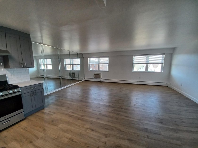Renovated Two bdrm Condo at the Landmark Towers a block away - photo 6