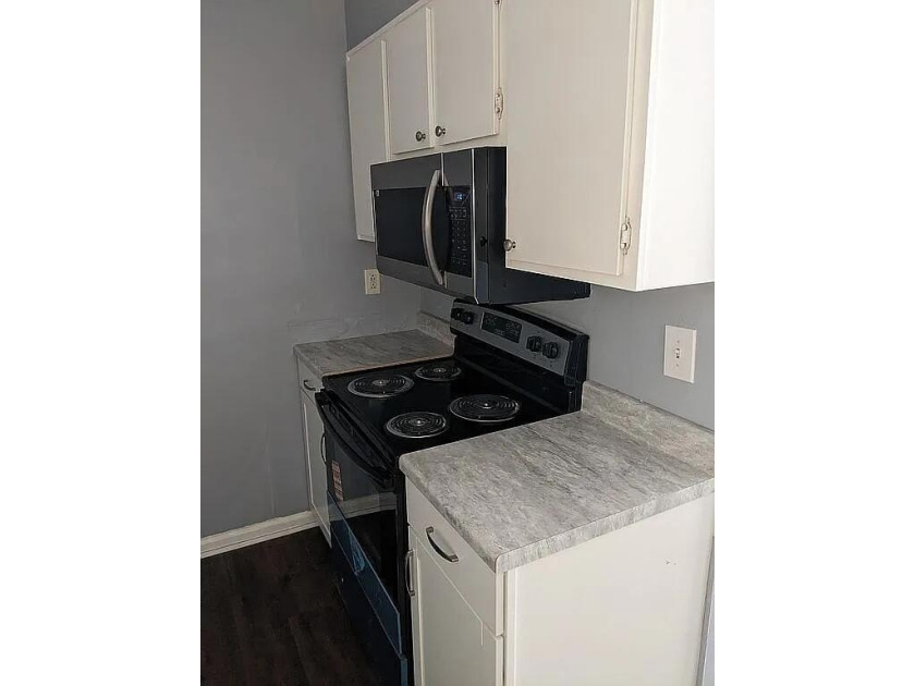 Updated 1BR/1BA Townhome in West AshleyDon't miss this move-in - photo 9