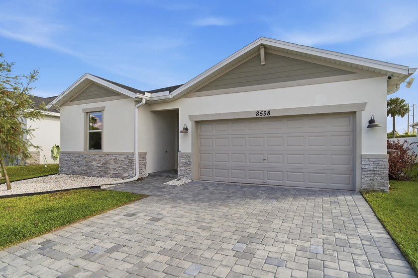 SELLER MOTIVATED!! Experience modern living in this newly built - photo 2
